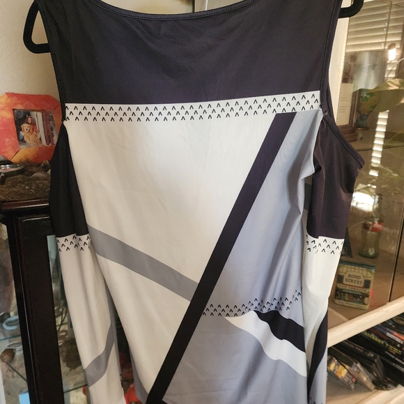 New lite long sleeve with holes cut out  in shoulder,,medium w style front zippe - Picture 5 of 5